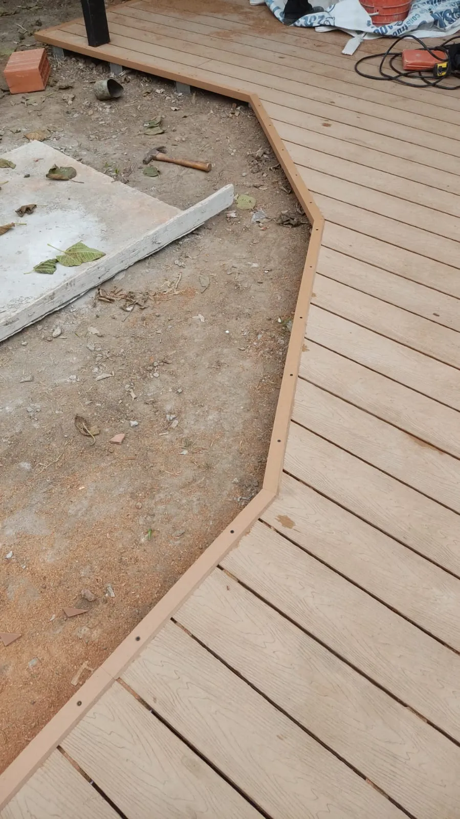 Deck WPC exterior instalado en patio