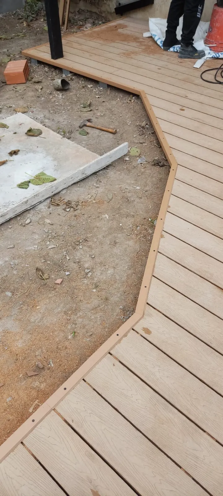Deck WPC colocado en terraza