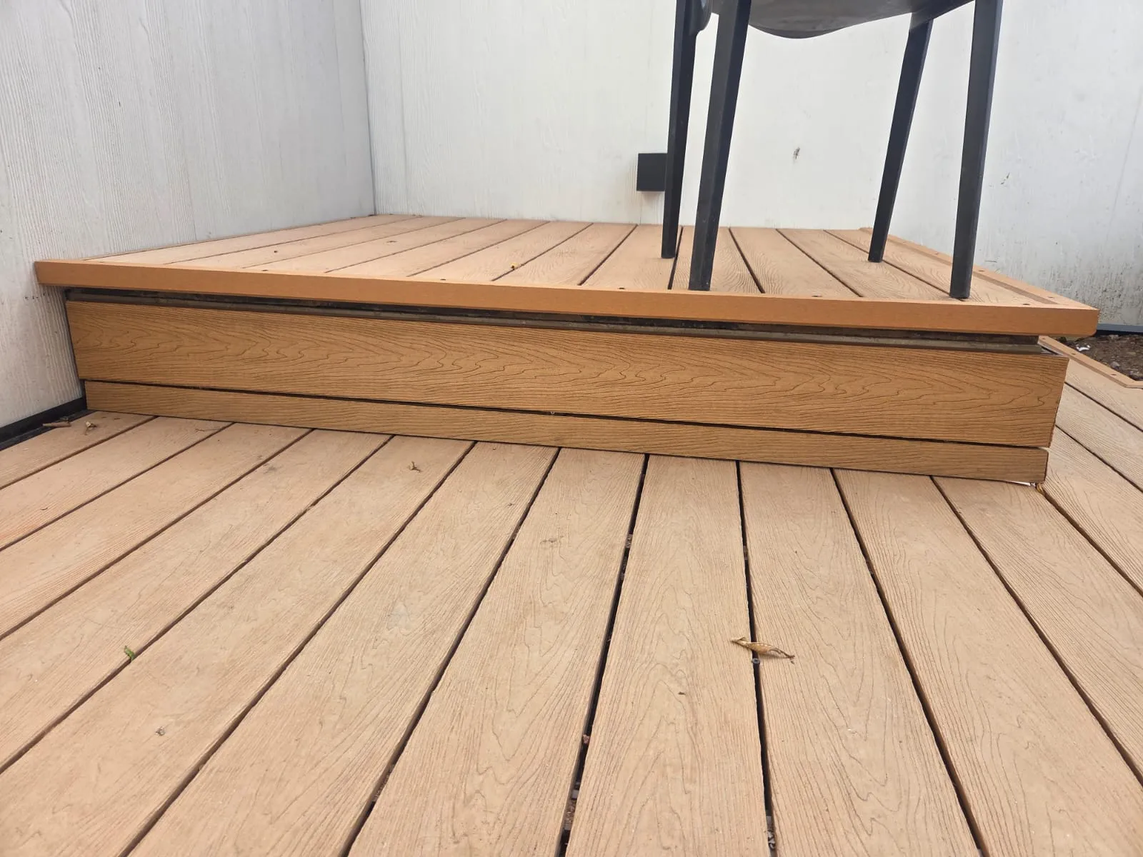 Deck WPC instalado en patio exterior