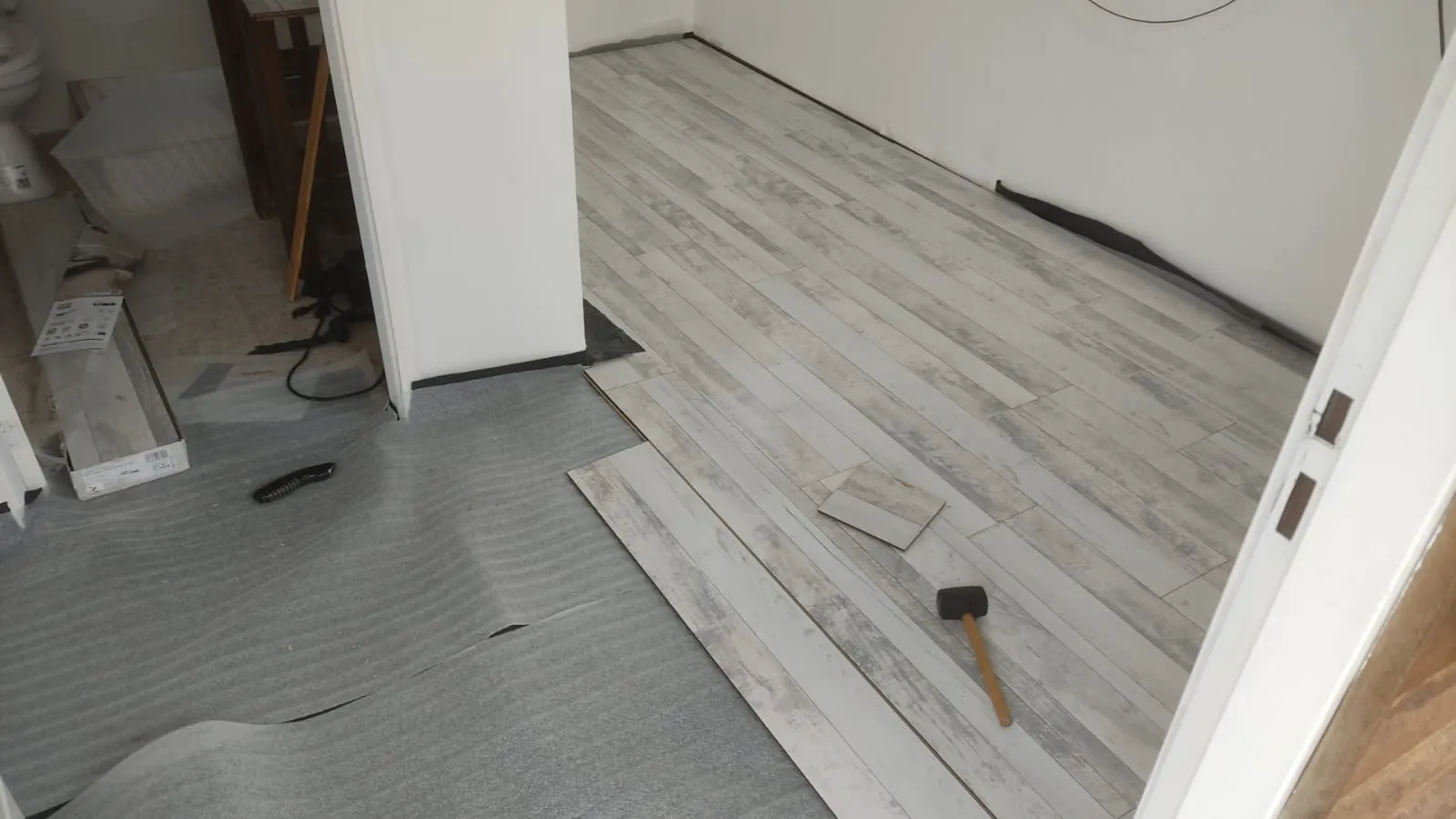 Piso flotante Kronotex colocado en living