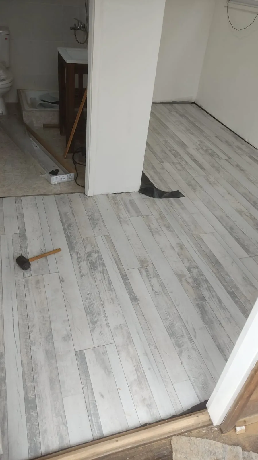 Piso flotante laminado en salón amplio