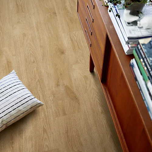 Pisos vinílicos SPC impermeables para baños y cocinas